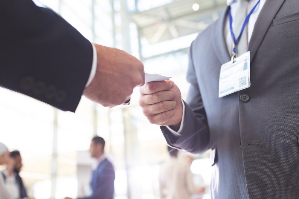 Jak wybrać odpowiedni rozmiar i format wizytówki?