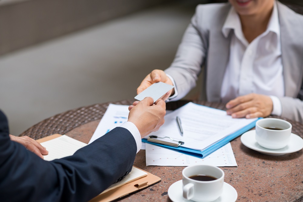 Jakie trendy dominują w projektowaniu wizytówek w 2025 roku?