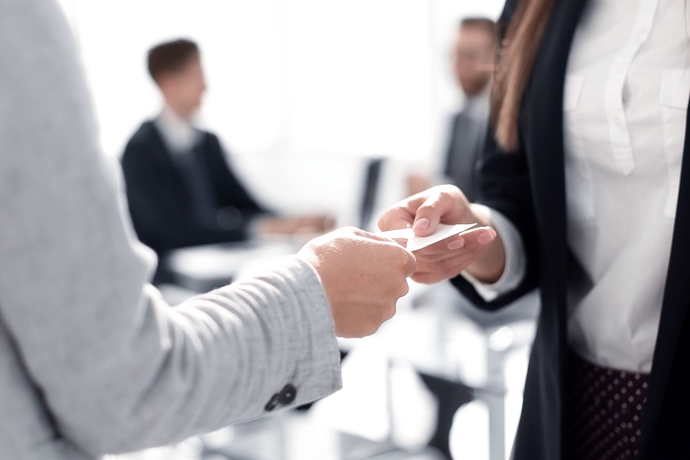 Jakie wykończenie wizytówek wybrać, aby robiły wrażenie?